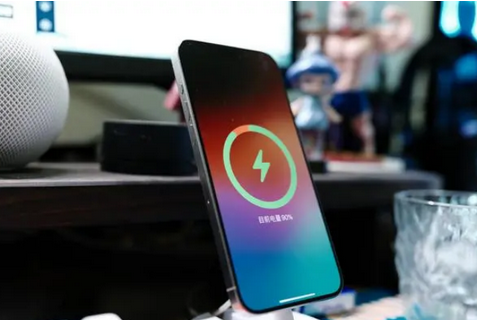 德令哈苹果15换屏服务分享用什么充电器给iPhone15充电更好 